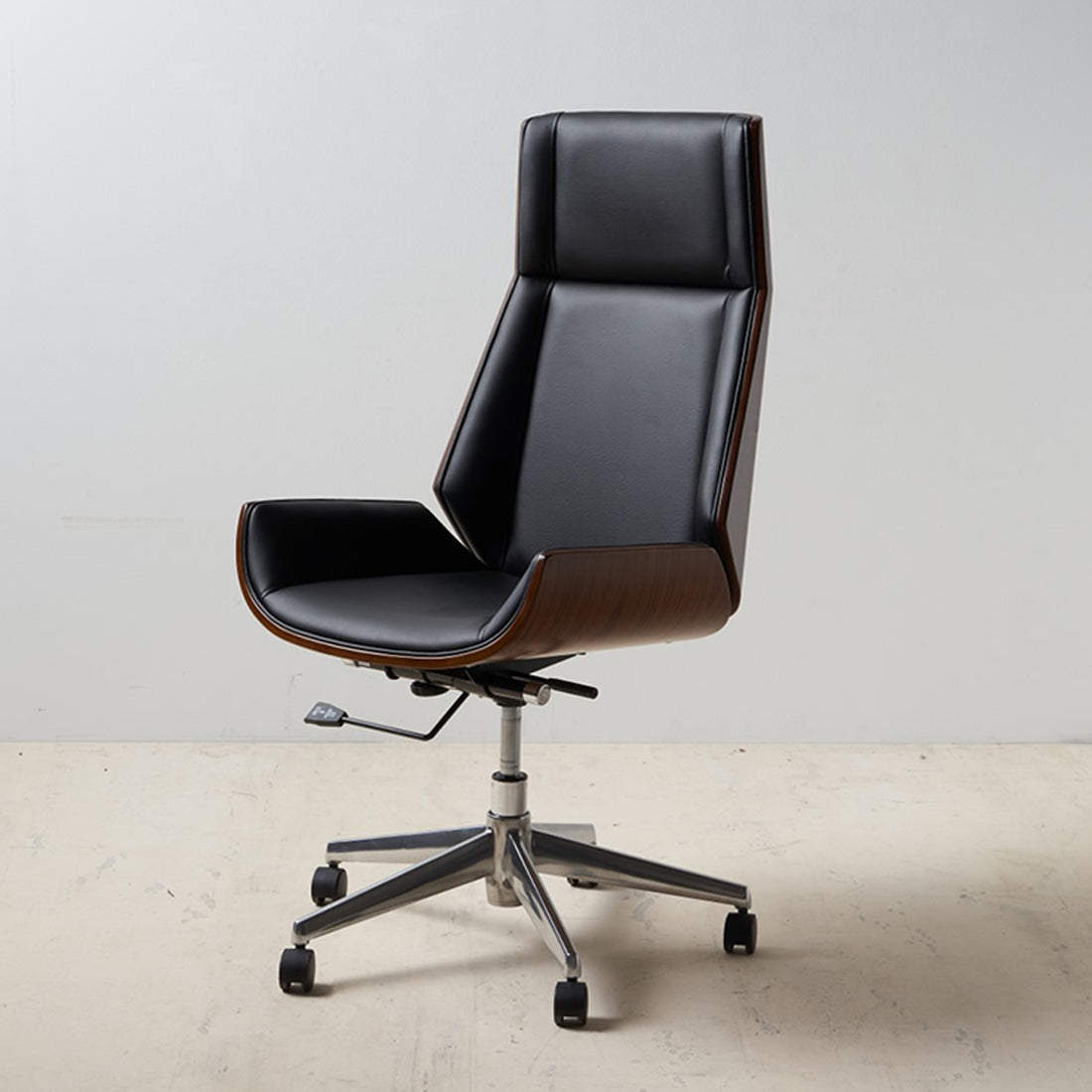 Poltrona com Rodas em Couro Preto