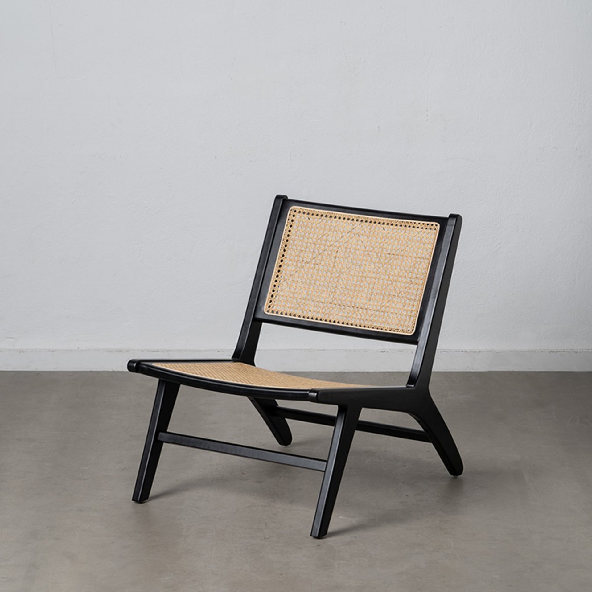 Poltrona de Madeira Preta Natural Rattan