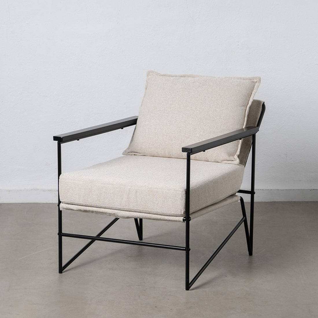 Poltrona Tecido Bege e Estrutura Metal